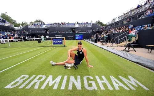 Bia comemorando o título de Birmingham. Créditos: Stephen Pond/Getty Images