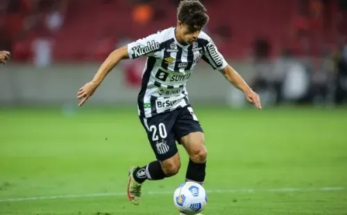 Foto: Pedro H. Tesch/AGIF – Pirani será reintegrado ao elenco do Santos por aprovação de Odair Hellmann