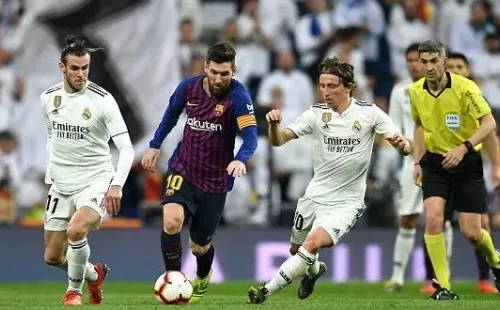 Foto: David Ramos/Getty Images - Messi e Modric se enfrentaram por muitos anos nos clássicos entre Barcelona e Real Madrid