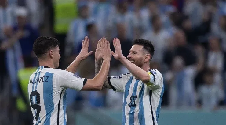 Foto: Pedro Martins/AGIF - Messi e Alvárez: dupla marcou os gols da Argentina contra a Croácia