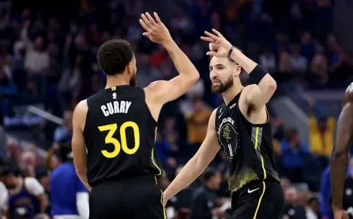 Curry e Thompson: Splash Brothers comandam a dinastia campeã. Créditos: Ezra Shaw/Getty Images