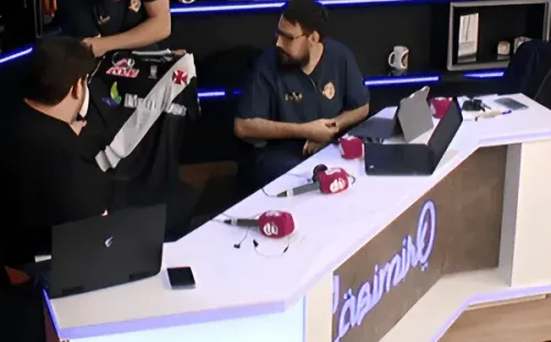 Foto: CazéTV/YouTube – Casimiro ganha camisa comemorativa do Vasco