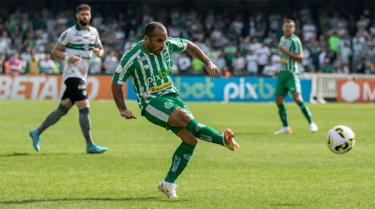 Foto: Robson Mafra/AGIF - Edinho em ação pelo Juventude em 2022.