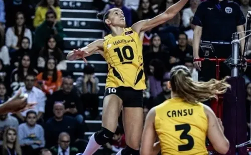 Gabi na primeira partida do VakıfBankf. Reprodução/Instagram oficial de Gabriela Guimarães
