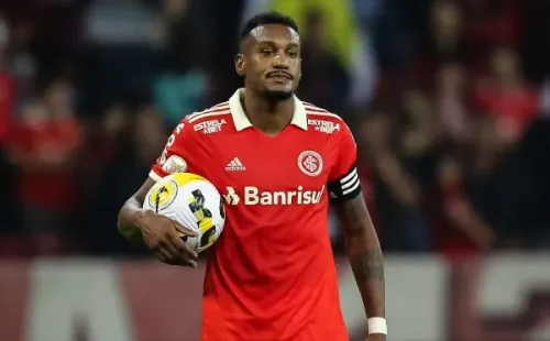 Thiago Ribeiro/AGIF/ Edenílson em campo pelo Internacional.