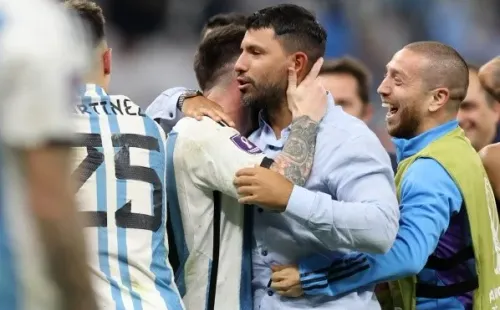Foto:Clive Brunskill/Getty Images -Agüero comemora com jogadores da Argentina