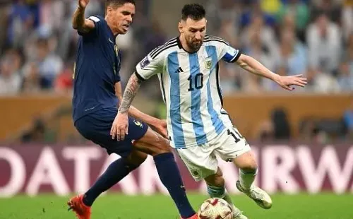Michael Regan – FIFA/FIFA via Getty Images – Varane tentando marcar Messi na final