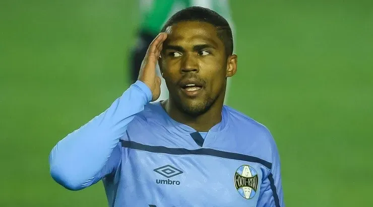 Foto: Pedro H. Tesch/AGIF - Douglas Costa trouxe muitas dores de cabeça ao Grêmio.