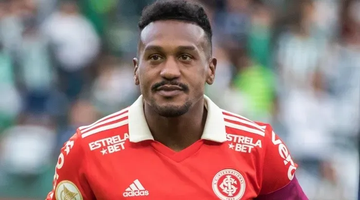 Foto: Robson Mafra/AGIF - Edenilson: meia está fechando com o Atlético-MG