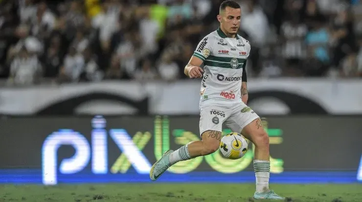 Foto: Thiago Ribeiro/AGIF - Bruno Gomes: volante atuou pelo Coritiba em 2022