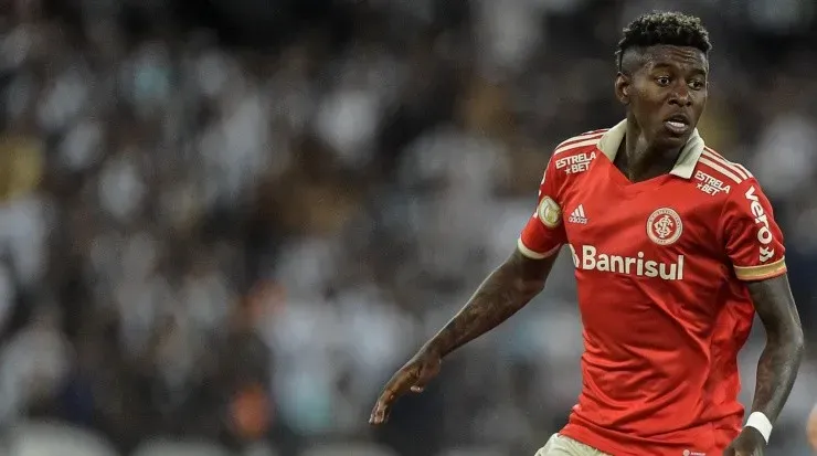 Foto: Thiago Ribeiro/AGIF - O Inter quer comprar o zagueiro em definitivo
