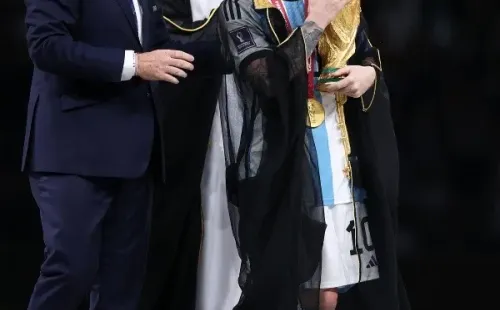 Foto: Julian Finney/Getty Images – Messi ganhou túnica do Emir do Qatar