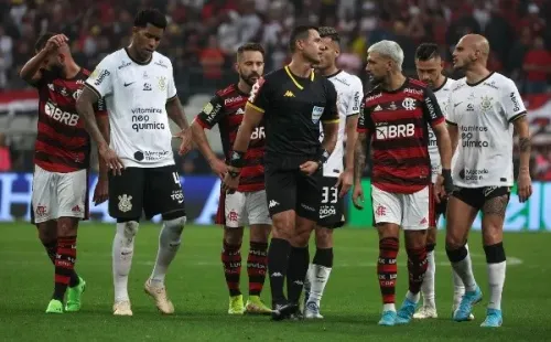 Agif/Marcello Zambrana – Árbitros tiveram que trabalhar muito nos clássicos