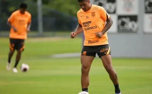 Paulinho treinando com bola nesta terça-feira (27, no CT Joaquim Grava – Foto: Rodrigo Coca, Agência Corinthians