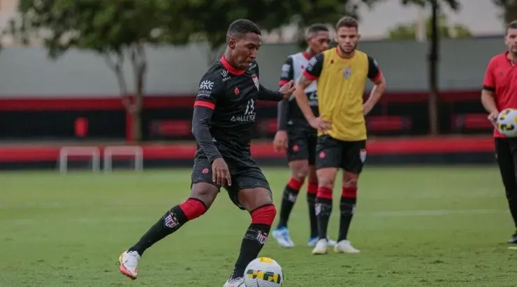 Foto: Bruno Corsino/ACG - Luan Sales treinando com o elenco.