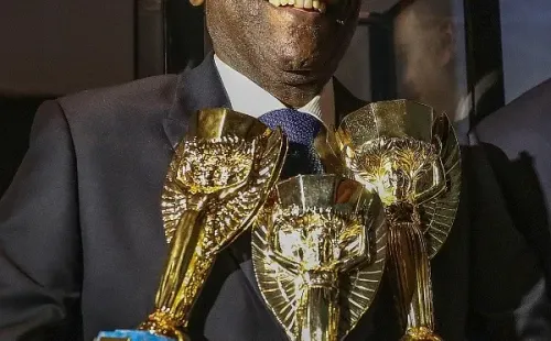 Foto: Ricardo Stuckert/CBF – Pelé com as taças dos mundiais da Seleção Brasileira