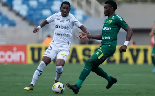 Gil Gomes/AGIF/ Angulo em campo com a camisa do Santos.