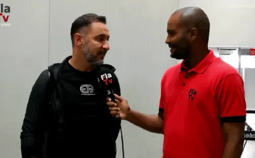 Vitor Pereira chegou nesta segunda-feira (2) ao Rio de Janeiro. Foto: Reprodução FLA TV