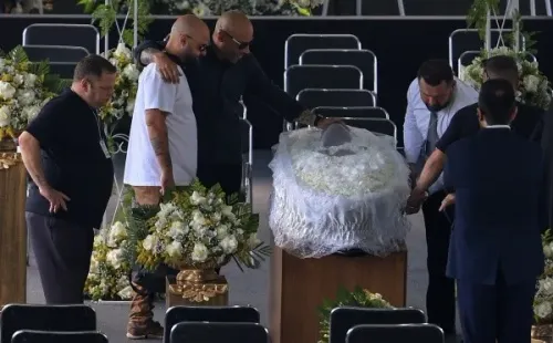 Foto: Marcello Zambrana/AGIF – Edinho e familiares se despedem de Pelé em velório na Vila Belmiro