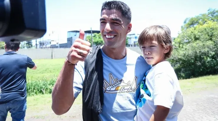 Foto: Lucas Uebel/Grêmio/Divulgação - Suárez: centroavante foi recebido em Porto Alegre na terça-feira
