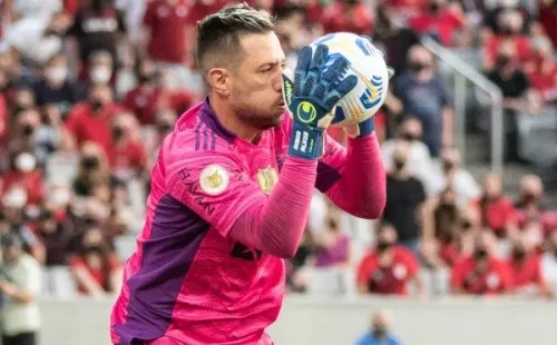 Foto: Robson Mafra/AGIF – Diego Alves teria sido oferecido ao Fla