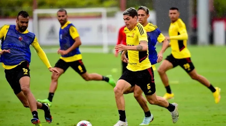 Foto: Marcelo Cortes/CRF - Parte do elenco treinando neste sábado (7).