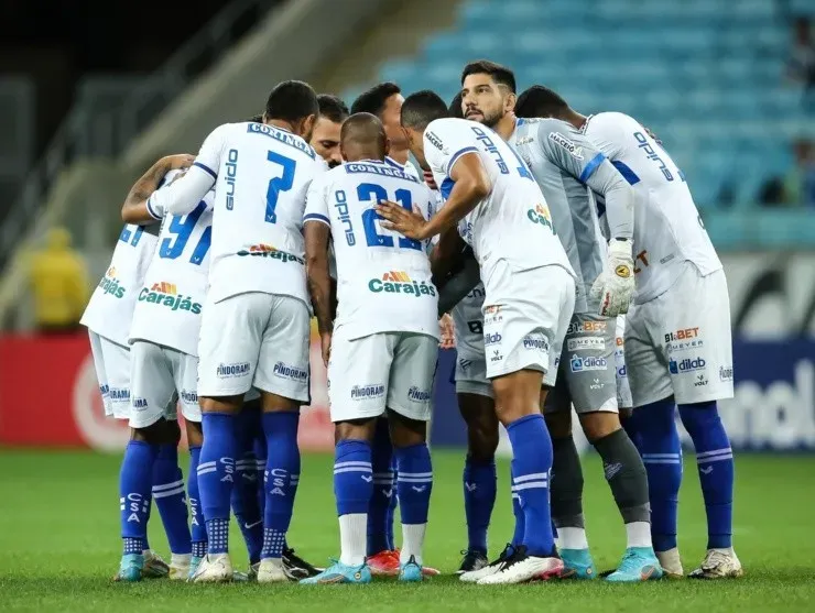 Pedro H. Tesch/AGIF – Elenco do CSA reunido antes de entrar no campo