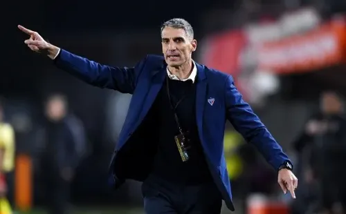 LA PLATA, ARGENTINA - JULY 07: Juan Pablo Vojvoda head coach of Fortaleza reacts during a Copa CONMEBOL Libertadores 2022 round of sixteen second leg match between Estudiantes and Fortaleza at Jorge Luis Hirschi Stadium on July 07, 2022 in La Plata, Argentina. (Photo by Marcelo Endelli/Getty Images)