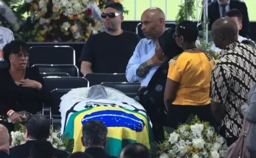 Foto: Ettore Chiereguini/AGIF – Corpo de Pelé foi homenageado na Vila Belmiro na última semana