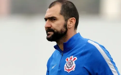 Agif/Daniel Vorley – Danilo é pressionado