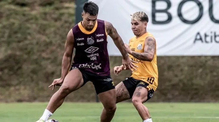 Soteldo e Marcos Leonardo se desentenderam durante a vitória do Santos diante do Mirassol por2 a 1 na Vila Belmiro. Foto: Ivan Storti/ Santos