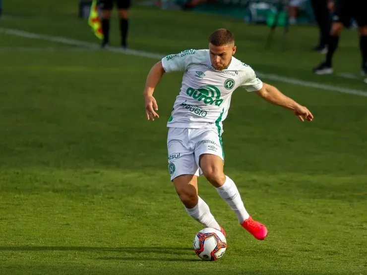 Dinho Zanotto/AGIF – Busanello atuando pela Chapecoense em 2021
