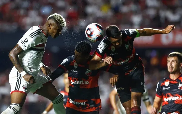 Marcello Zambrana/AGIF – Disputa pela bola entre Arboleda e jogadores do Ituano