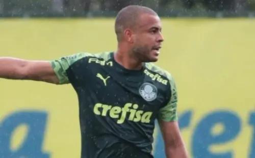 Mayke também deve virar titular - Foto: Marcello Zambrana/AGIF