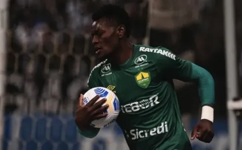 Paulão comemora gol marcado pelo Cuiabá, em partida contra o Corinthians, pelo Brasileirão de 2021. Foto: Ettore Chiereguini/AGIF