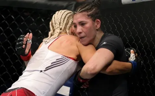 Aldana (de preto) pode ser adversária da Leoa no UFC 285. Créditos: Stacy Revere/Getty Images