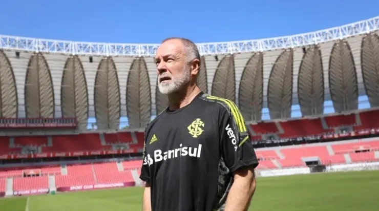 Mano Menezes cobrou reforços da diretoria. Foto: Ricardo Duarte/ Internacional