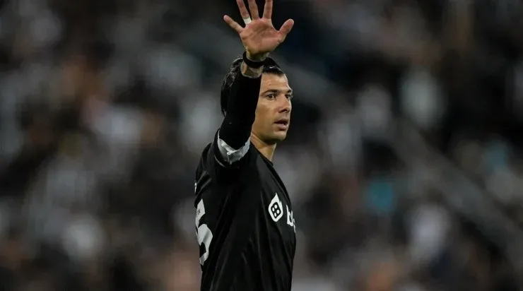 Foto: Thiago Ribeiro/AGIF - Victor Cuesta salvou o Botafogo na última partida