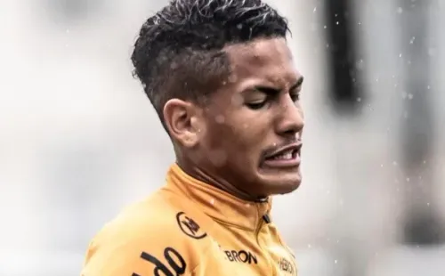 Foto: Ivan Storti/Santos FC – Ângelo deve ser titular na vaga de Soteldo