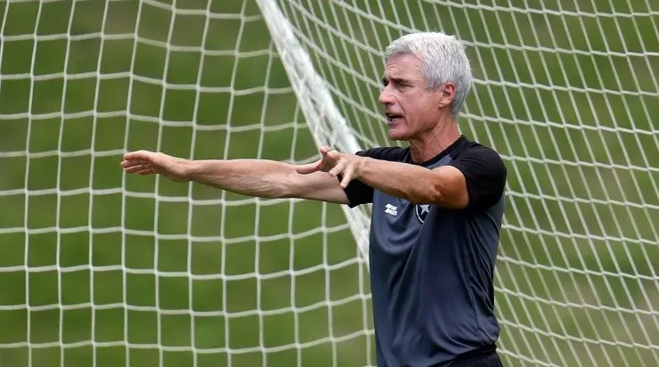 Victor Cuesta agradeceu ao técnico Luís Castro pelo seu bom momento no Botafogo. Foto: Vitor Silva/ Botafogo