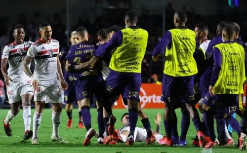 Foto: Marcello Zambrana/AGIF – Duelo ficou marcado por confusões em campo