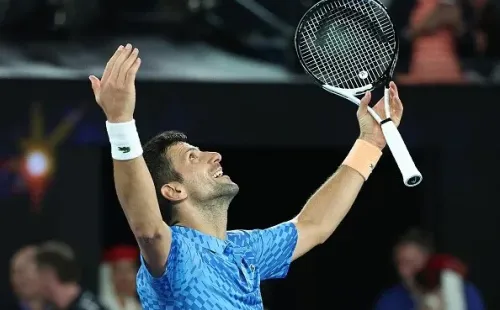 Djokovic comemorando o decacampeonato em Melbourne. Créditos: Cameron Spencer/Getty Images