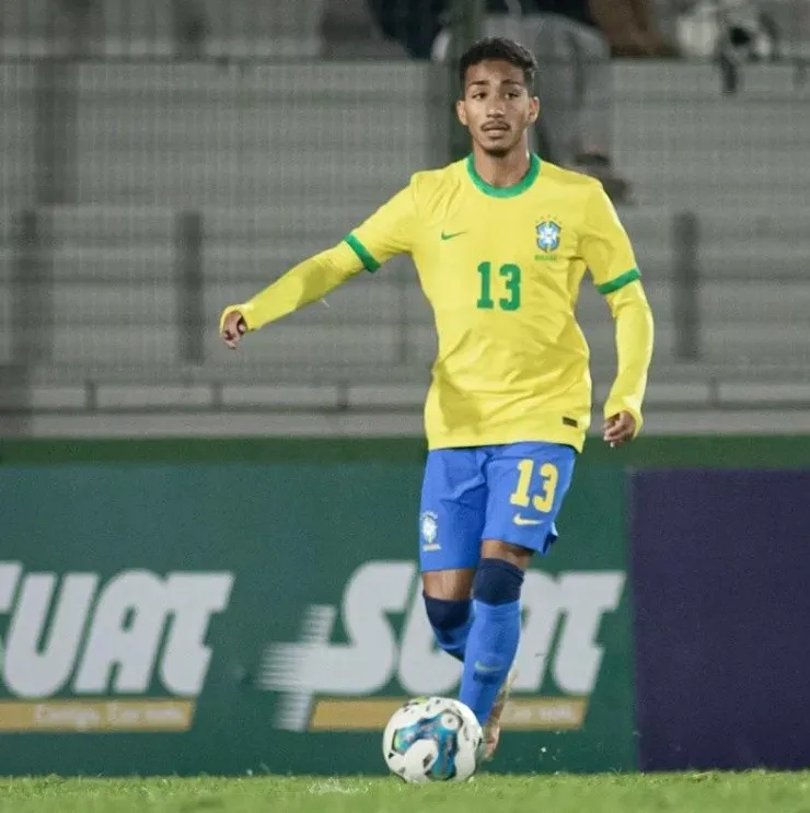 Foto: Reprodução/Carlos Santana / CBF – Arthur defendendo a seleção brasileira sub-20