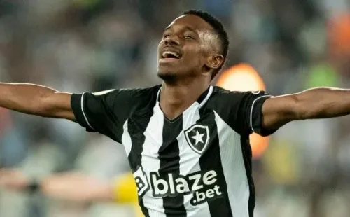 RJ - Rio de Janeiro - 23/07/2022 - BRASILEIRO A 2022, BOTAFOGO X ATHLETICO-PR - Jeffinho jogador do Botafogo comemora seu gol durante partida contra o Athletico-PR no estadio Engenhao pelo campeonato Brasileiro A 2022. Foto: Jorge Rodrigues/AGIF