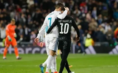 TF-Images/ Getty Images – Cristiano Ronaldo e Neymar se abraçando em partida entre Real Madrid E PSG