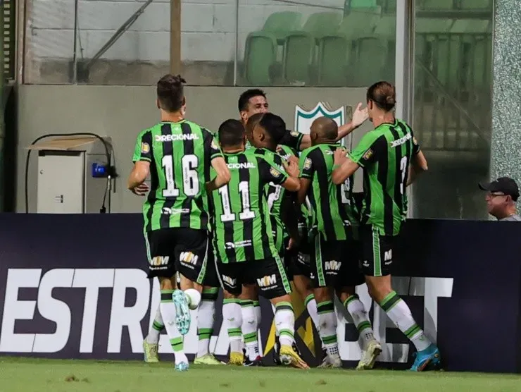 Gilson Junio/AGIF – Jogadores do América-MG comemorando gol