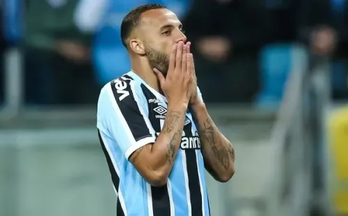 Foto: Pedro H. Tesch/AGIF – Guilherme está sem espaço no Grêmio e Sport observa de longe sua situação