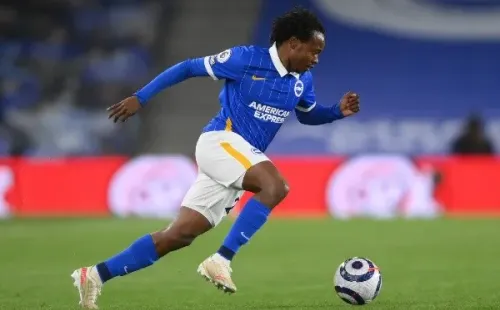 Percy Tau e ação pelo Brighton, na Premier League, em 2015. Foto: Mike Hewitt/Getty Images