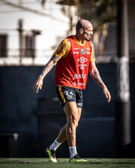 Maicon em ação no treinamento desta sexta-feira no CT Rei Pelé. O zagueiro é a novidade para o Clássico – Foto:Raul Baretta/ Santos FC.