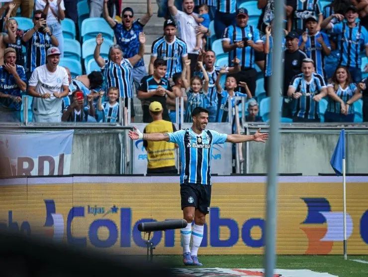 Maxi Franzoi/AGIF – Luis Suárez comemorando gol pelo Grêmio